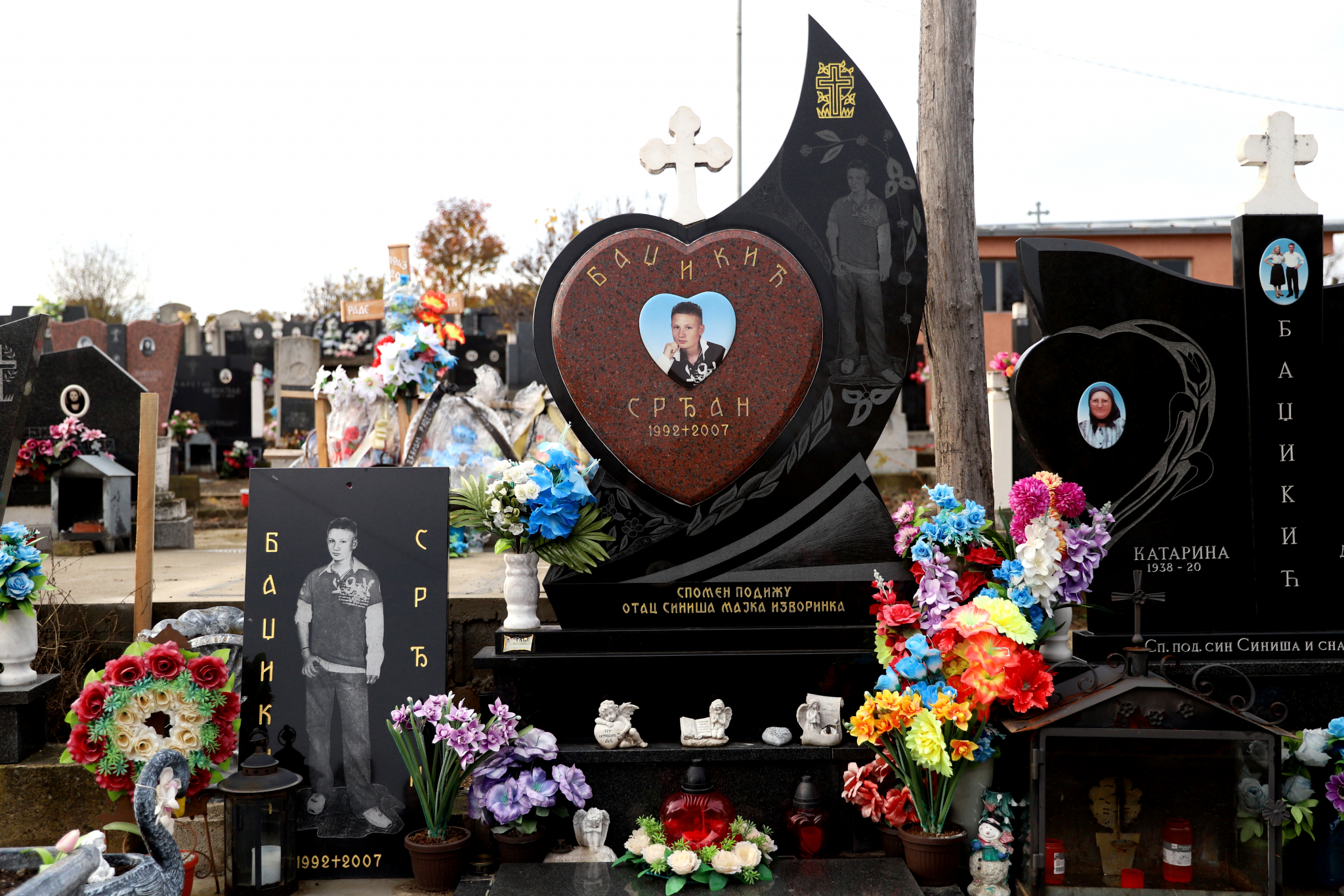 OVDE POČIVAJU ŽRTVE MASAKRA U JABUKOVCU Grob vlaške lepotice (FOTO)