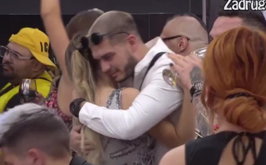 DEJAN U ZAGRLJAJU ZADRUGARKE! Sevaju varnice, razmenjuju nežne dodire!