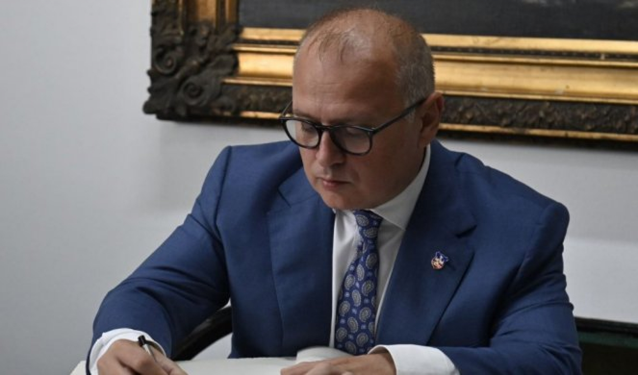 PLANIRAMO MNOGE ZAJEDNIČKE PROJEKTE! Vesić uručio tablete i laptopove bogoslovskoj školi u Beogradu!