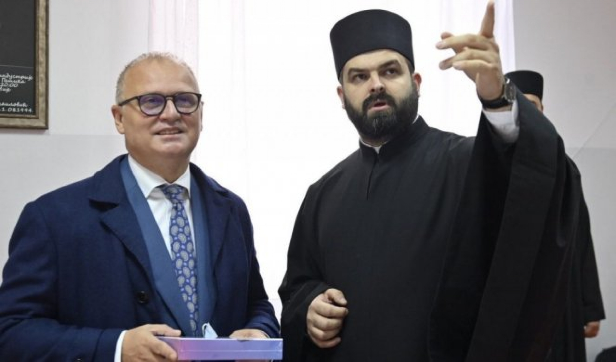 PLANIRAMO MNOGE ZAJEDNIČKE PROJEKTE! Vesić uručio tablete i laptopove bogoslovskoj školi u Beogradu!