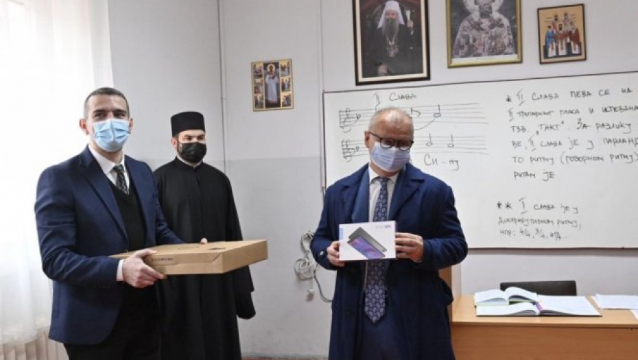 PLANIRAMO MNOGE ZAJEDNIČKE PROJEKTE! Vesić uručio tablete i laptopove bogoslovskoj školi u Beogradu!