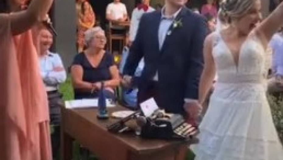 MLADA POSTALA HIT U SVETU Hitno prekinula venčanje jer je "imala preča posla"