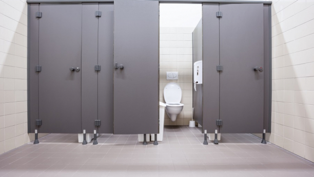MISLITE DA STE BEZBEDNI? Ako stavljate toalet papir na dasku u javnom wc-u, onda sami sebi kopate jamu!