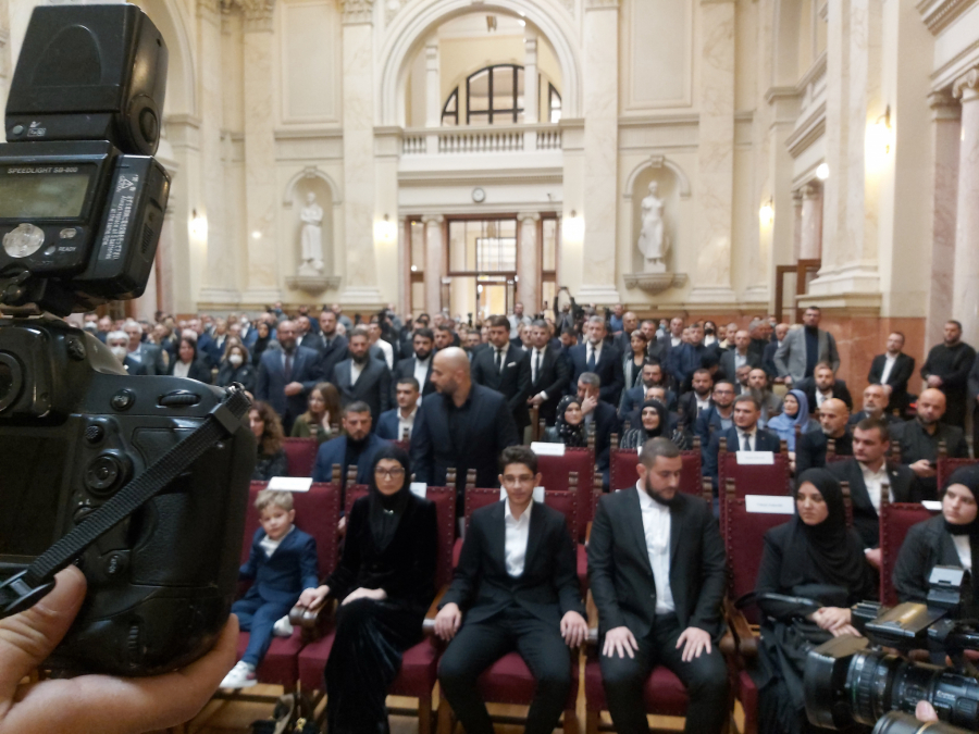 ZUKORLIĆI GLAVNA TEMA U NOVOM PAZARU: Prva i druga žena znale za treću?!