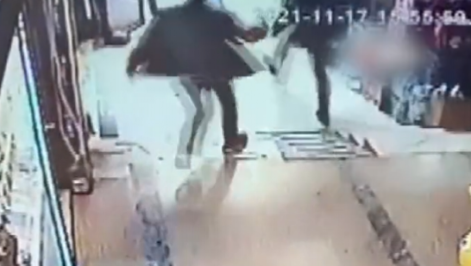 ZEMLJOTRES U TURSKOJ Ljudi u panici istrčavaju iz zgrada! (VIDEO)