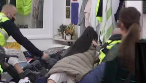 POMAHNITALA DALILA SE ZALETELA NA DEJANA! Nikad brutalniji okršaj Dragojevića, radile i pesnice, Sandra Rešić dobila žestok udarac u glavu! (VIDEO)