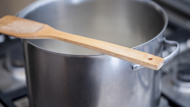 TRIK KOJI SVAKA KUVARICA TREBA DA ZNA Stavite drvenu varjaču na lonac i gledajte magiju!