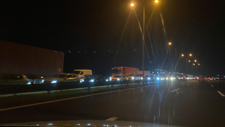 NEPREGLEDNA KOLONA VOZILA Haos kod Bubanj Potoka: Saobraćajna nesreća "zarobila" vozače u kolima (VIDEO)