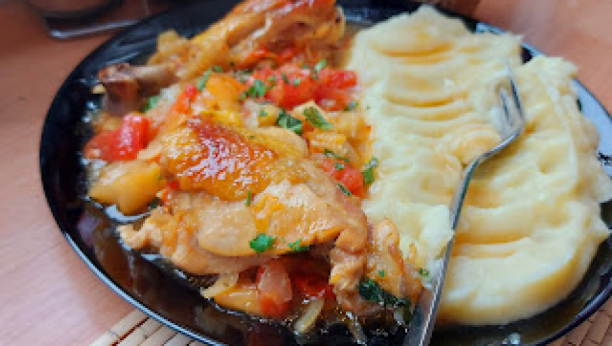 JELO KOJE GREJE STOMAK I DUŠU Piletina u satarašu, neopisivo dobro (VIDEO)