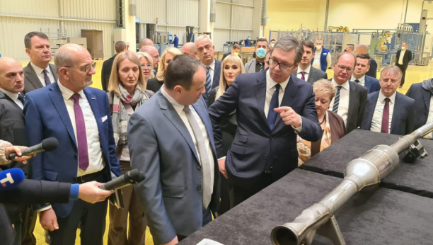 POZNATI POLITIČAR DOBIO UNUKA Vučić čestitao tokom otvaranja fabrike u Subotici