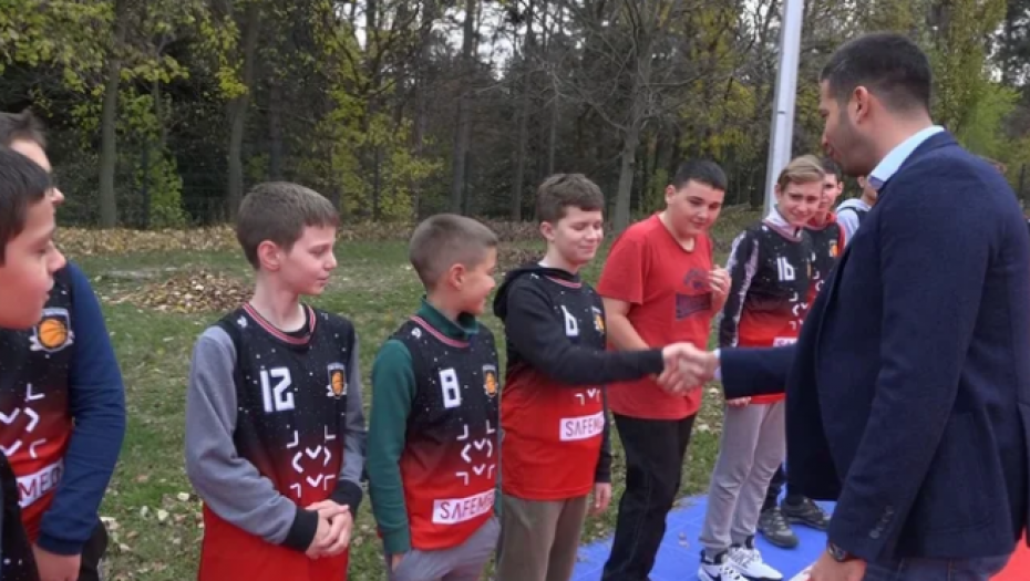 NASTAVLJA SE OBNAVLJANJE OPREME PO ŠKOLAMA! Ministar Udovičić obišao Inđiju i Sremske Karlovce, đaci dobili velike donacije!