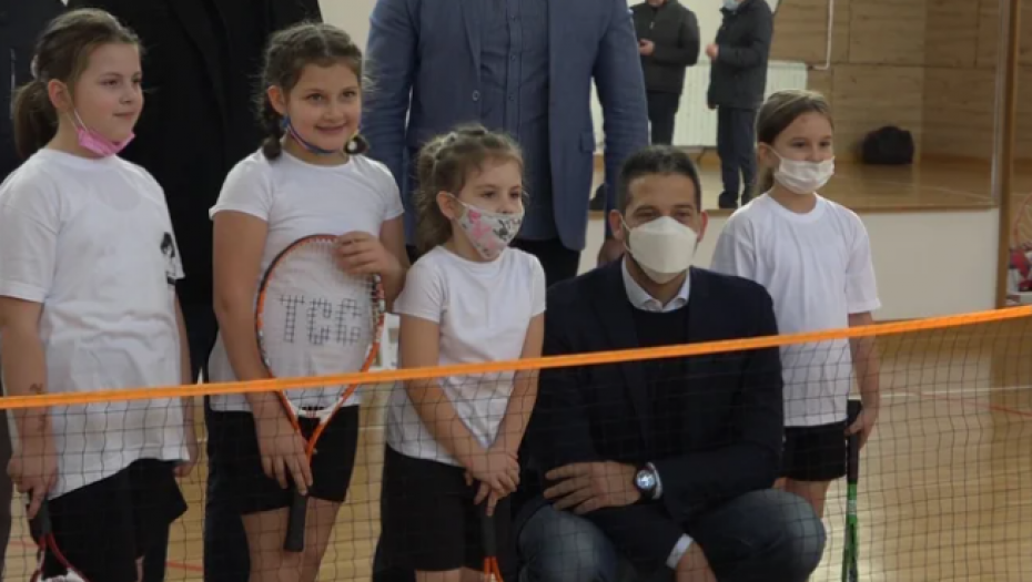 NASTAVLJA SE OBNAVLJANJE OPREME PO ŠKOLAMA! Ministar Udovičić obišao Inđiju i Sremske Karlovce, đaci dobili velike donacije!