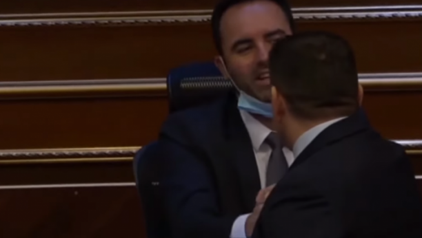 LUDILO U ODMETNIČKOJ SKUPŠTINI Albanski šovinisti se svađaju zbog srpskog pića (VIDEO)