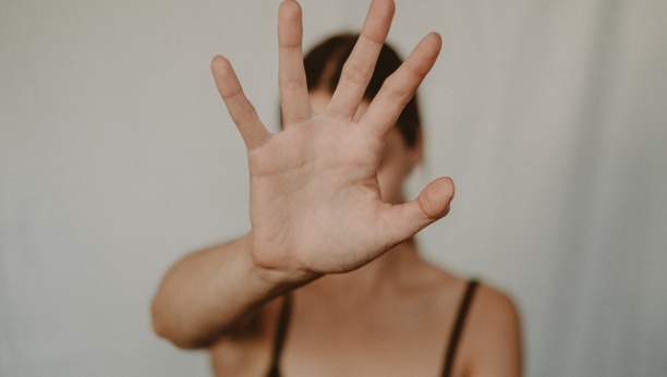 GUŠITE SE ČESTO, PLAŠE VAS SOPSTVENE MISLI? Ovo su ozbiljni simptomi, i evo kog bi lekara trebalo da posetite!