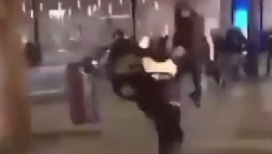 NOGOM NA POLICAJCA Dramatični snimci sa protesta Holandiji! (VIDEO)
