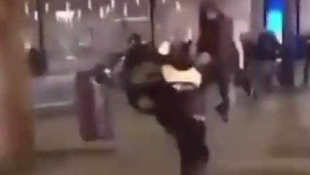 NOGOM NA POLICAJCA Dramatični snimci sa protesta Holandiji! (VIDEO)
