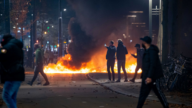 GORI HOLANDIJA U protestima protiv korona mera povređeni policajci i demonstranti (FOTO/VIDEO)