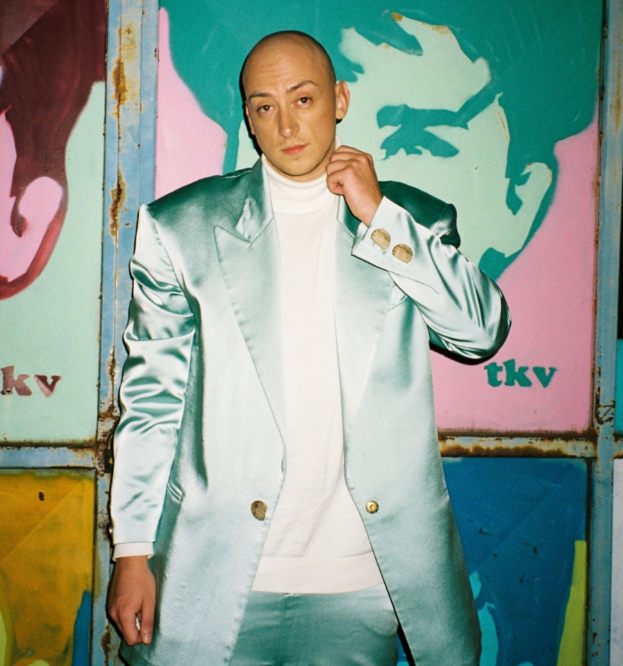 PROZIVALI GA ZBOG IZDEPILIRANIH NOGU, A SAD JE RAZVALIO Pevač Zvezda Granda objavio pesmu koja preti da postane pravi hit!