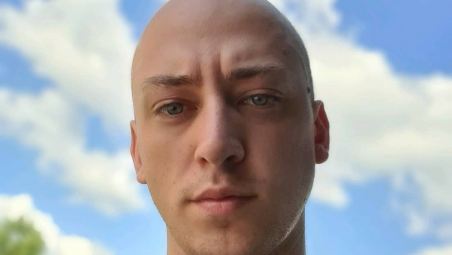 PROZIVALI GA ZBOG IZDEPILIRANIH NOGU, A SAD JE RAZVALIO Pevač Zvezda Granda objavio pesmu koja preti da postane pravi hit!