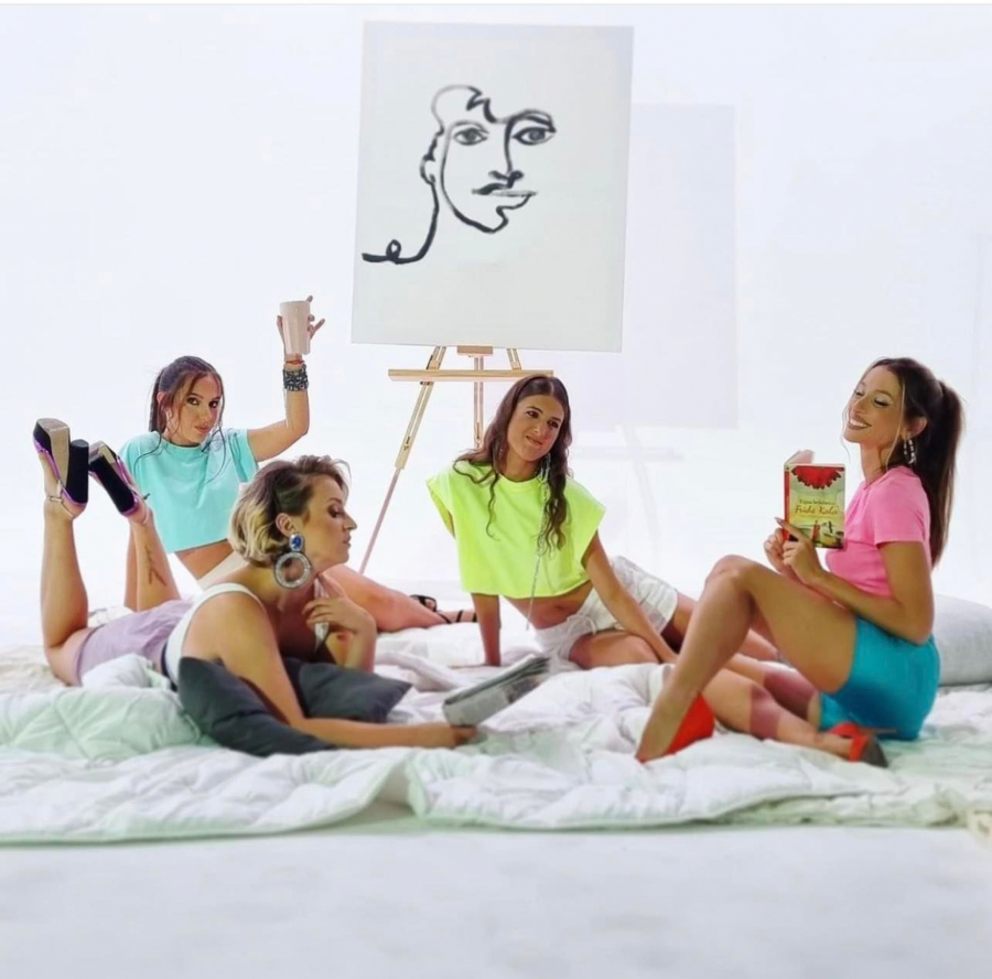 ATRAKTIVNA PEVAČICA IMA NOVI HIT! Julija napravila preokret u karijeri i obradovala publiku (VIDEO)