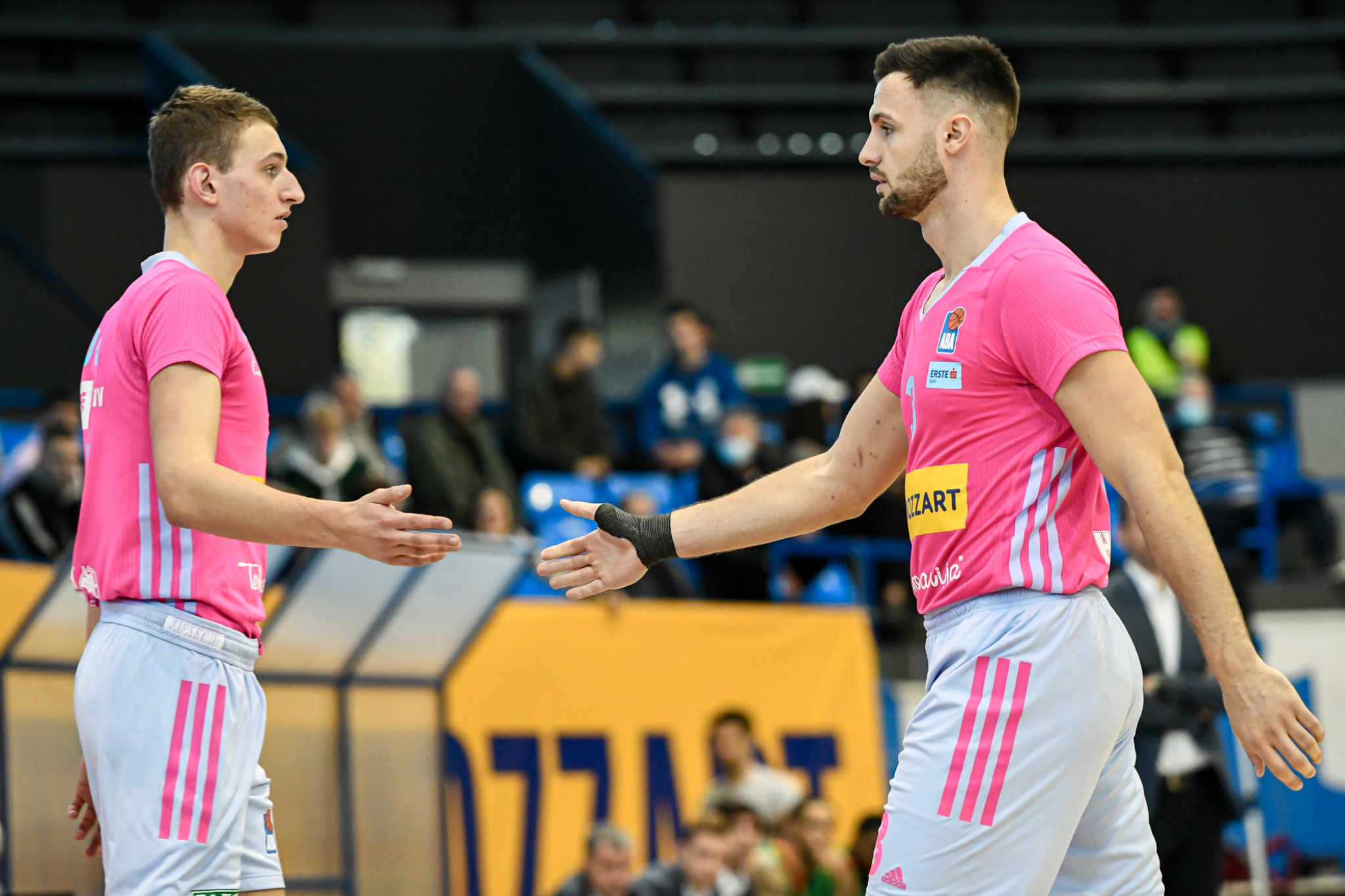 PUČE STOTKA! Megini klinci demolirali Cedevitu! (VIDEO)