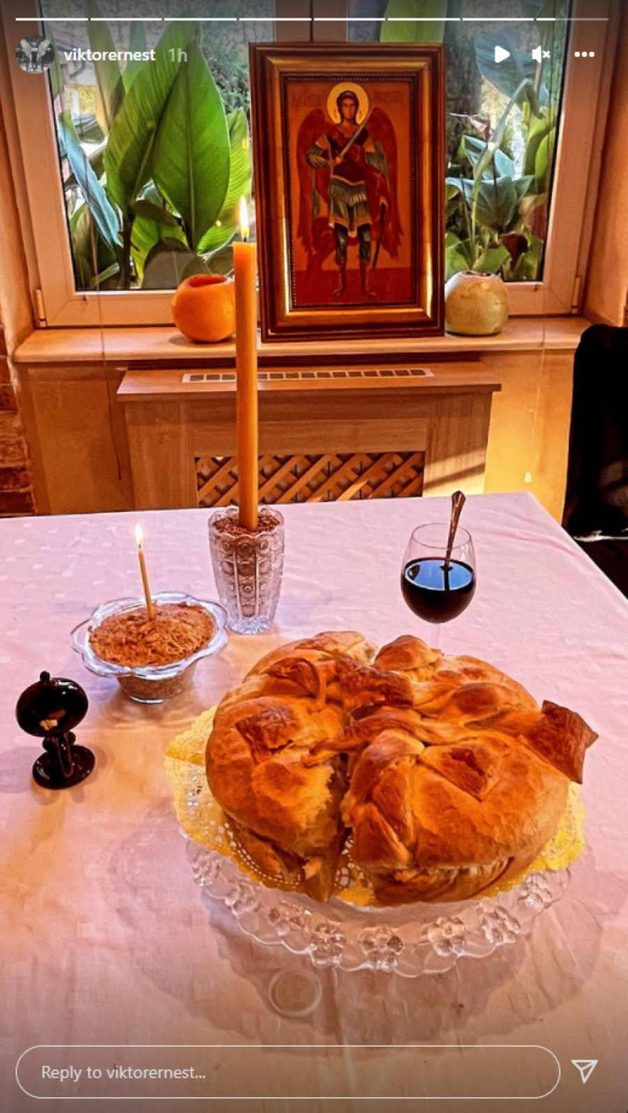 OVAKO LEPA BRENA SA PORODICOM PROSLAVLJA ARANĐELOVDAN Sin Viktor pokazao da tradicija nije prekinuta i kakva je atmosfera u domu!