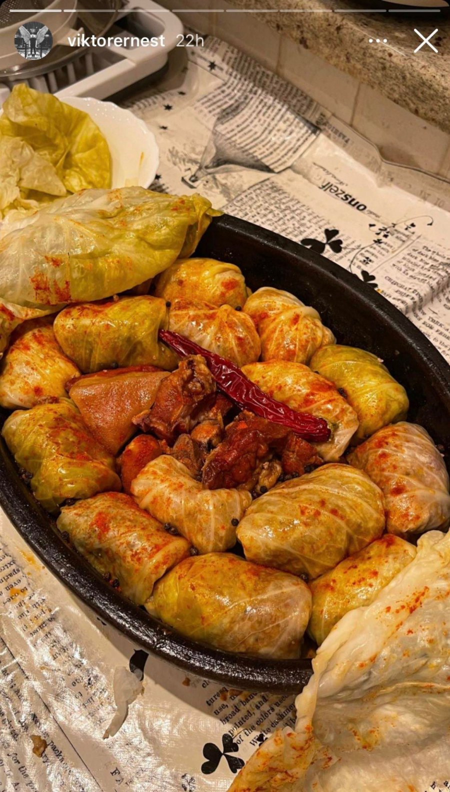 OVA ŽENA SVAKE GODINE SAVIJA SARME KOD BRENE Pevačici sin snimio kako se sprema slava kod Živojinovića, a uskoro stižu gosti! (VIDEO)