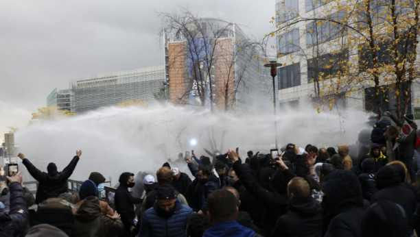 HAOS NA ULICAMA BRISELA Policija udara na demonstrante (VIDEO)