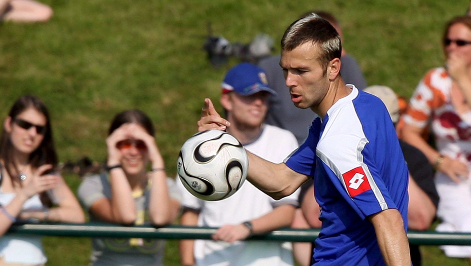 IGRAO U ZVEZDI, HTELA GA BARSELONA, BEŽAO OD RATA, PA POSTAO IKONA! Bio je čuven po ludim frizurama, a sada ga nikada ne biste prepoznali (FOTO)