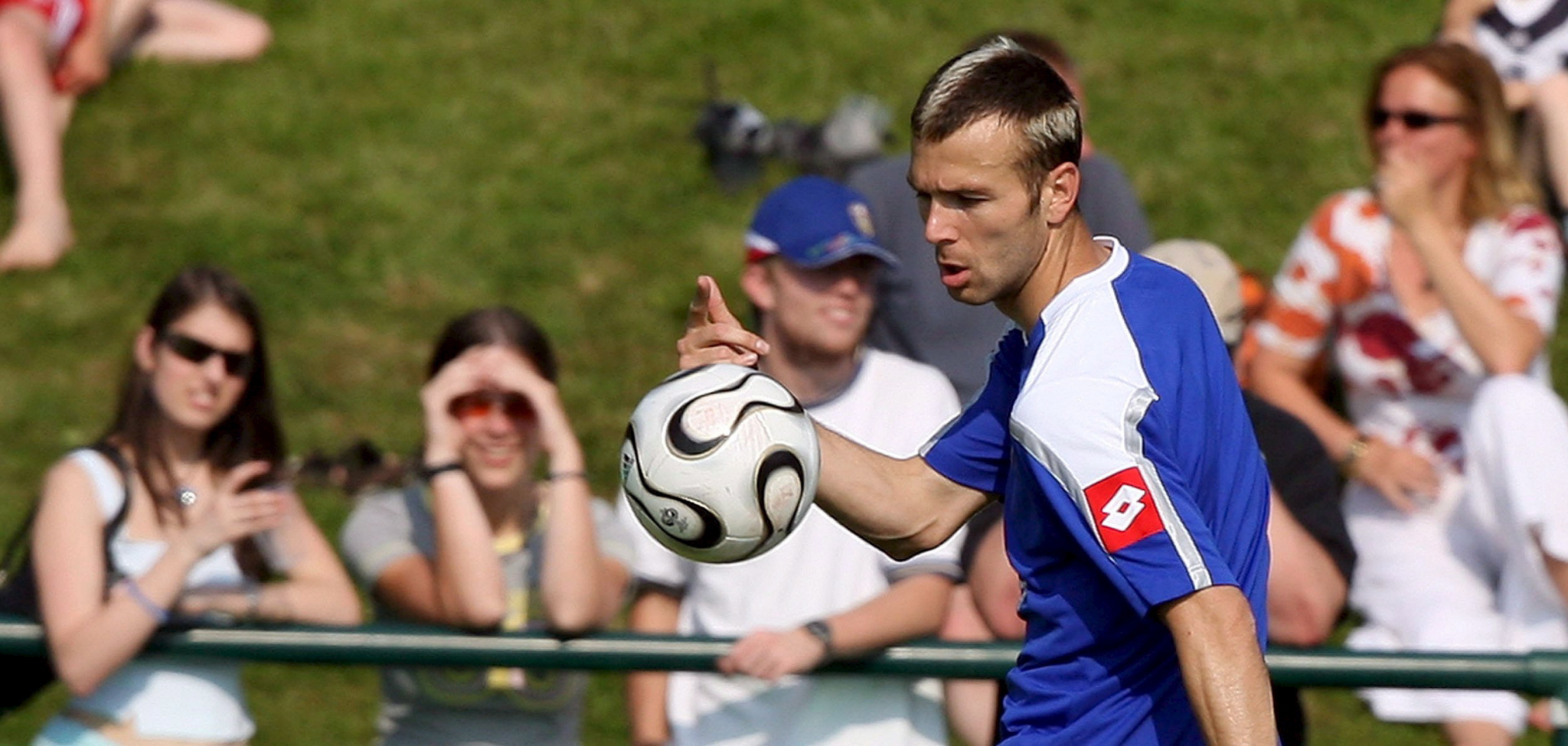IGRAO U ZVEZDI, HTELA GA BARSELONA, BEŽAO OD RATA, PA POSTAO IKONA Bio je čuven po ludim frizurama, a sada je bodrio Đokovića i nikada ga ne biste prepoznali (FOTO)