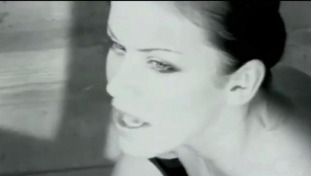 U JEKU POPULARNOSTI NESTALA JE SA SCENE: Bila je predstavnica Evrovizije, udala se za hrvatskog političara, a evo kako danas izgleda