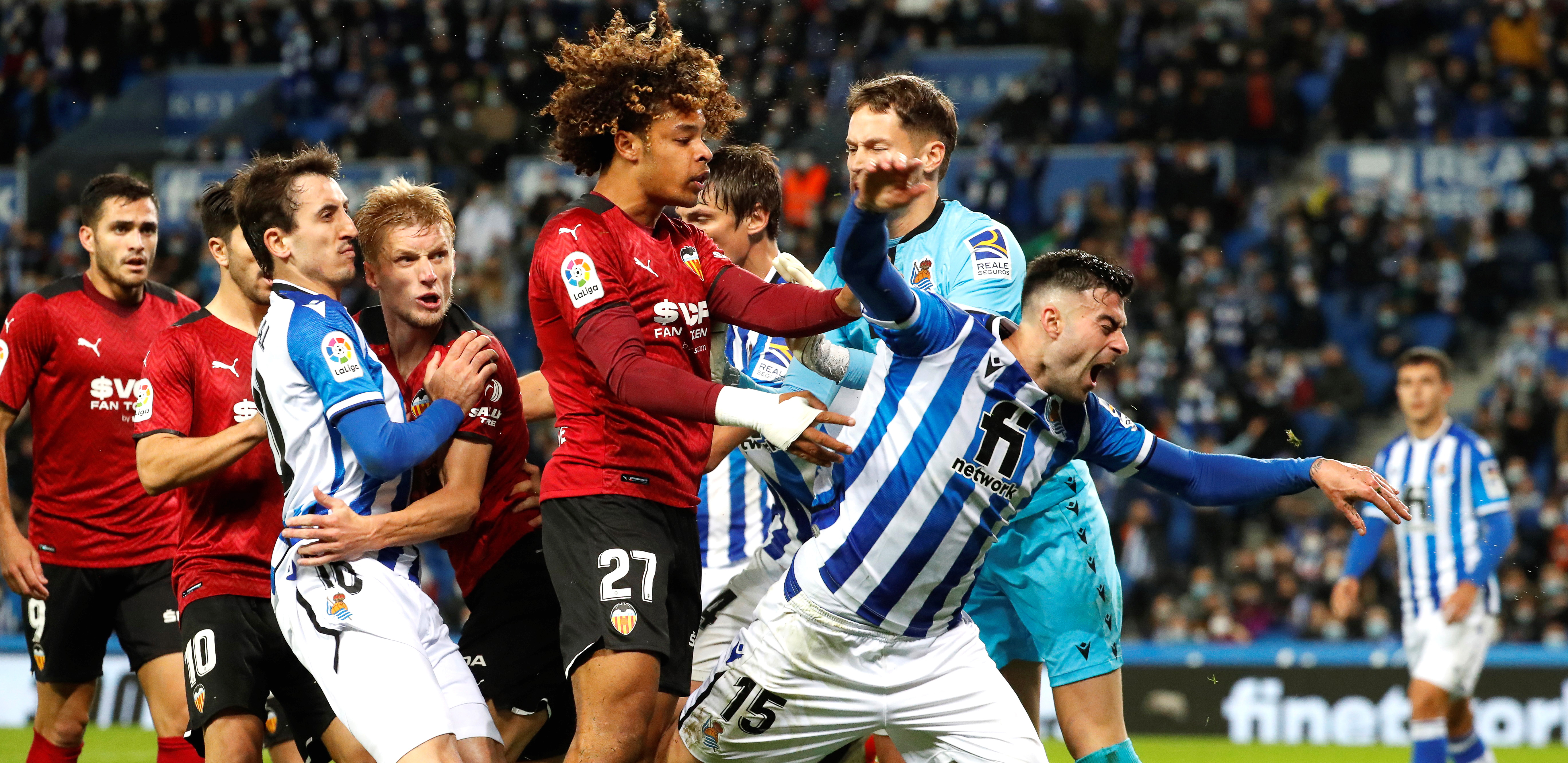 KARTONIJADA Od golova ni traga ni glasa, ali je zato sudija mahao kao saobraćajac (FOTO)