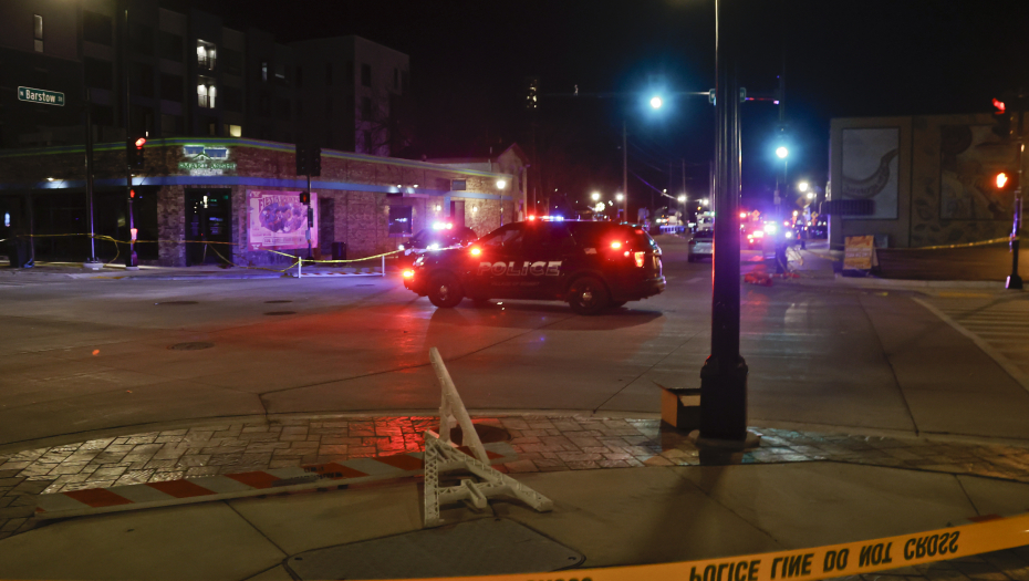 UBIJENE DVE OSOBE Bivši zatvorenik pucao u bolnici, policija ga identifikovala i ranila