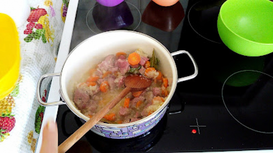 FANTASTIČNO VARIVO NA BOSANSKI NAČIN Pikantan gulaš, preukusan, a podiže snagu do maksimuma (VIDEO)