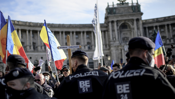 BILANS ANTIKOVID PROTESTA U BEČU Policija uhapsila pet osoba, podnela 688 prijava