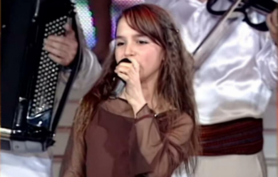 DANAS HARA ESTRADOM! Ova devojčica je jedna od najuspešnijih mladih pevača, a da li biste je ikada prepoznali?