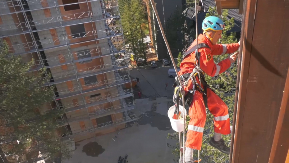 MODERNI SPAJDERMEN HARA ZGRADAMA PO ČITAVOJ EVROPI Milan visi na užetu i po 8 sati dnevno, odrađuje teške poslove i sve to radi sa osmehom na licu