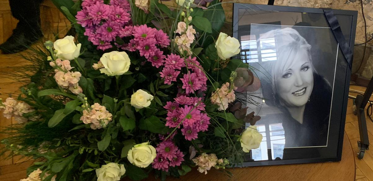 POČELA KOMEMORACIJA MERIMI NJEGOMIR! Ćerka Ljubica skrhana bolom zbog smrti majke, Snežana Đurišić i Bekuta ne mogu da sakriju suze i tugu! (VIDEO)