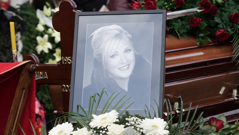 SRCE DA PREPUKNE! Venac u obliku srca i potresna poruka Meriminih najmilijih rasplakala sve prisutne, muk na Novom groblju!