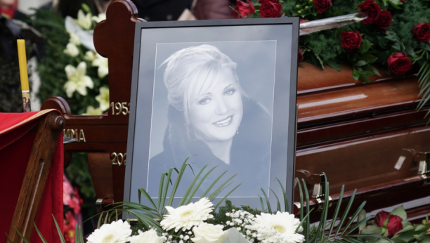 SRCE DA PREPUKNE! Venac u obliku srca i potresna poruka Meriminih najmilijih rasplakala sve prisutne, muk na Novom groblju!