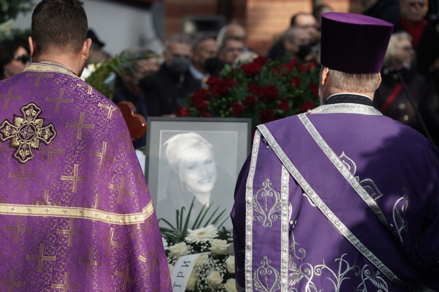 ČETIRI SVEŠTENIKA NA SAHRANI MERIME NJEGOMIR Počelo opelo, porodica i prijatelji grcali u suzama!