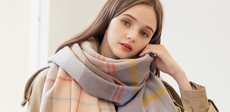 SOFISTICIRANI MODNI KOMAD ZA SVAKU ZIMU Šalovi i marame učiniće i najobičniju odevnu kombinaciju atraktivnom, dajući joj topao i šik imidž