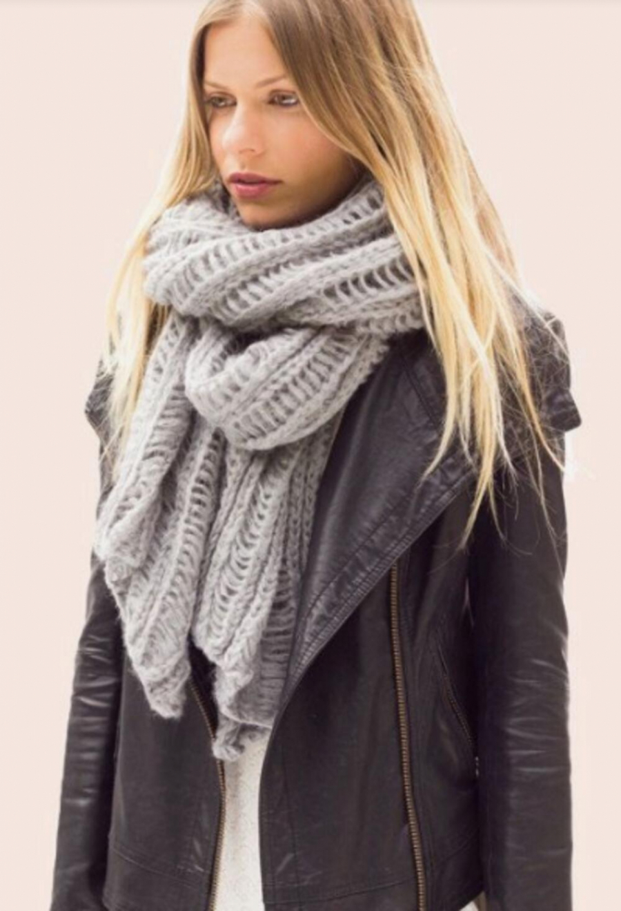 SOFISTICIRANI MODNI KOMAD ZA SVAKU ZIMU Šalovi i marame učiniće i najobičniju odevnu kombinaciju atraktivnom, dajući joj topao i šik imidž