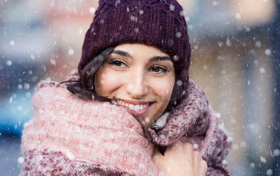 SOFISTICIRANI MODNI KOMAD ZA SVAKU ZIMU Šalovi i marame učiniće i najobičniju odevnu kombinaciju atraktivnom, dajući joj topao i šik imidž