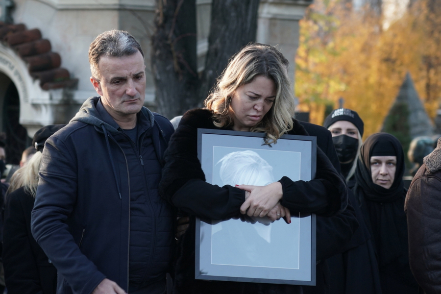 POTRESAN DETALJ SA SAHRANE MERIME NJEGOMIR Njenu ćerku jedva odvojili od ove fotografije!