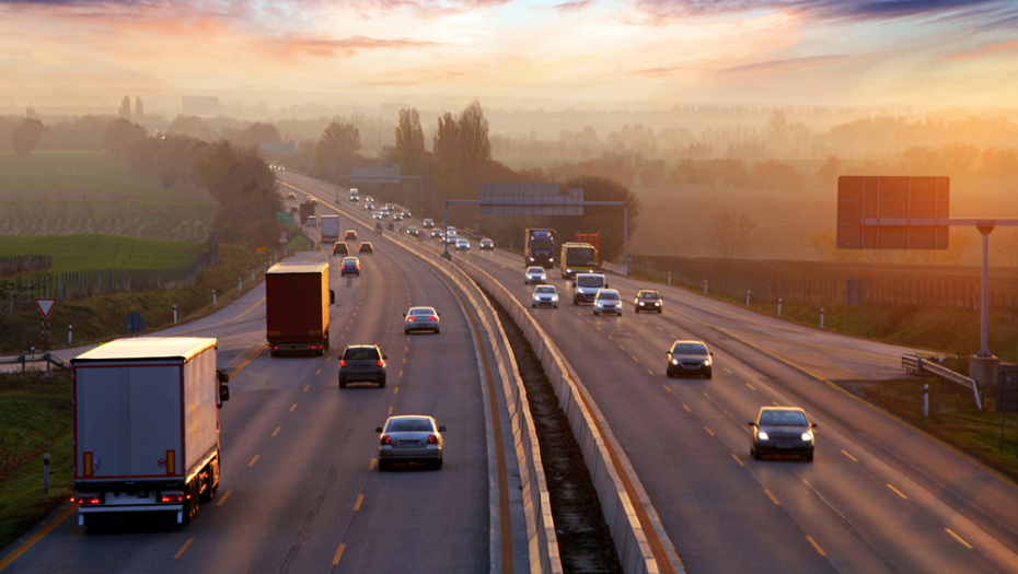 LJUDI NE ZNAJU DA VOZE! Haos na novom auto-putu u Crnoj Gori, zaustavio se i stavio dvosed nasred puta da odspava!