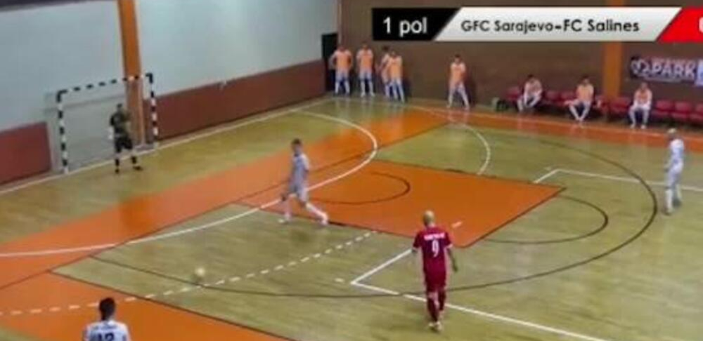 HIT SCENA IZ REGIONA! Komentatoru nije bilo jasno koga su devojke došle da gledaju: Jedan se oženio, drugi voli žene... (VIDEO)