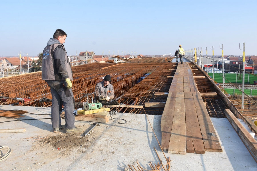 PRI KRAJU RADOVI NA IZGRADNJI PRUŽNOG PRELAZA U BATAJNICI Grad Beograd izdvojio 6 miliona evra