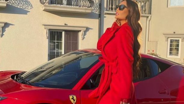 ANA KORAĆ U KAPUTU, A ISPOD NJEGA SKORO GOLA Starleta prevazišla samu sebe, Instagram gori zbog njene fotografije! (FOTO)