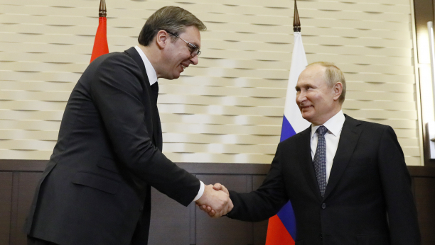 Evo šta je Vučić uradio posle rukovanja sa Putinom